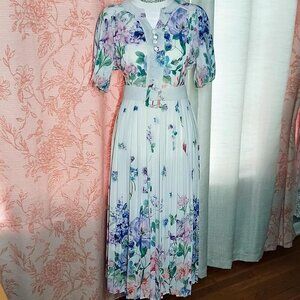 Stunning 80s style vibes floral pleated dress